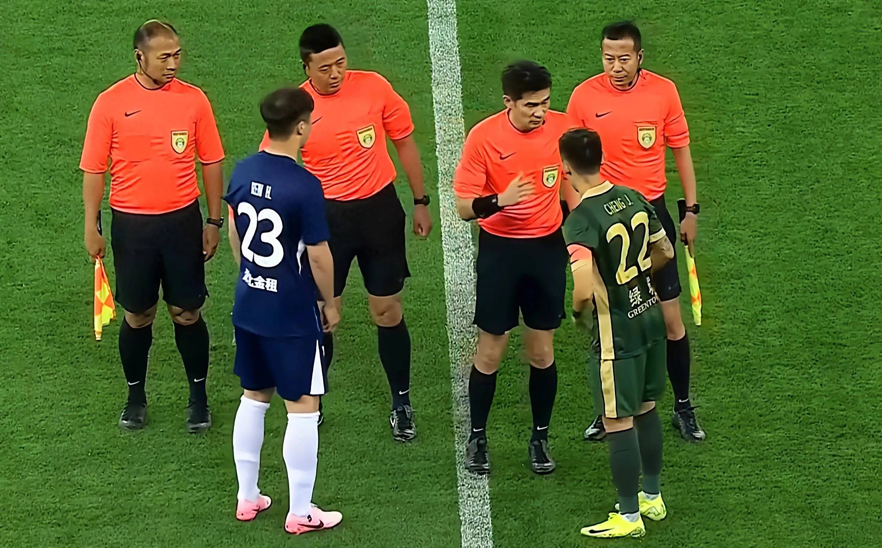 包含转折点武汉三镇绝杀压哨；CBA常规赛赛后攻防权衡；气氛紧张；阵容厚度经受考验的词条