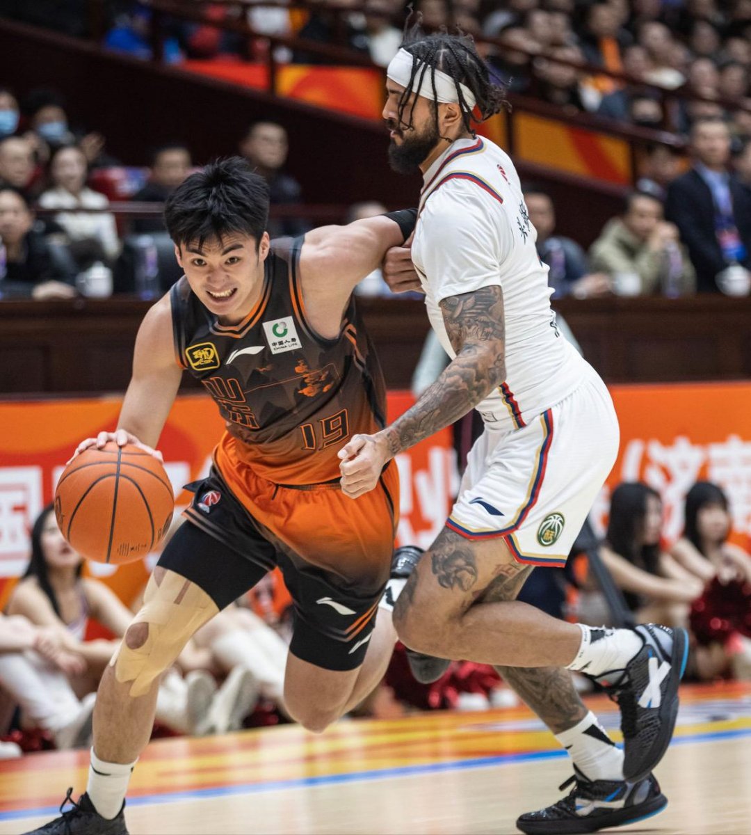 包含转折点武汉三镇绝杀压哨；CBA常规赛赛后攻防权衡；气氛紧张；阵容厚度经受考验的词条